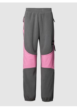 Spodnie dresowe z detalem z logo ze sklepu Peek&Cloppenburg  w kategorii Spodnie męskie - zdjęcie 168221171
