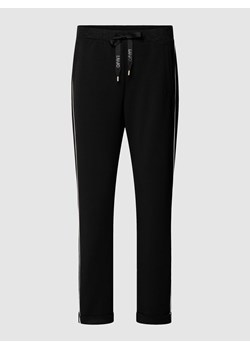 Spodnie dresowe z paskami w kontrastowym kolorze ze sklepu Peek&Cloppenburg  w kategorii Spodnie damskie - zdjęcie 168223314