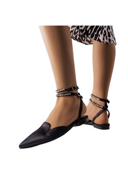 Czarne sandały o satynowym wykończeniu Hewes ze sklepu ButyModne.pl w kategorii Balerinki - zdjęcie 168226783