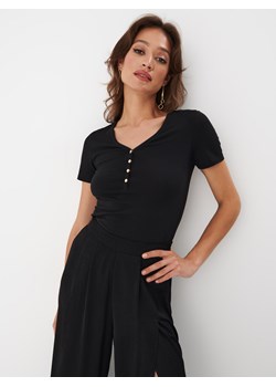 Mohito - Czarny t-shirt z ozdobnymi guzikami - czarny ze sklepu Mohito w kategorii Bluzki damskie - zdjęcie 168236892