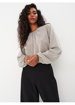 Mohito - Błyszcząca bluzka z bufiastymi rękawami - beżowy ze sklepu Mohito w kategorii Bluzki damskie - zdjęcie 168237802