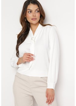 Biała Bluzka z Krawatem i Ozdobną Perłą Jonista ze sklepu Born2be Odzież w kategorii Bluzki damskie - zdjęcie 168246554