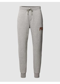 Spodnie dresowe z detalem z logo ze sklepu Peek&Cloppenburg  w kategorii Spodnie męskie - zdjęcie 168273070