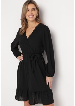 Czarna Sukienka Mini z Tkaniny Plumeti Z Koronką i Materiałowym Paskiem Difia ze sklepu Born2be Odzież w kategorii Sukienki - zdjęcie 168279251