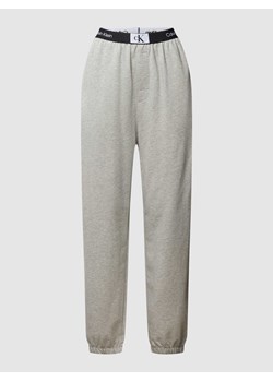 Spodnie dresowe z elastycznym paskiem z logo ze sklepu Peek&Cloppenburg  w kategorii Spodnie damskie - zdjęcie 168292763