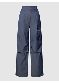 Spodnie z boczną kieszenią zapinaną na zamek błyskawiczny ze sklepu Peek&Cloppenburg  w kategorii Spodnie damskie - zdjęcie 168293011