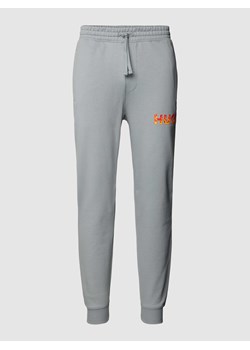 Spodnie dresowe z detalem z logo model ‘Linked’ ze sklepu Peek&Cloppenburg  w kategorii Spodnie męskie - zdjęcie 168295862