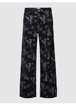 Jeansy z poszerzaną nogawką i wzorem z logo na całej powierzchni model ‘90 S LOOSE’ ze sklepu Peek&Cloppenburg  w kategorii Jeansy męskie - zdjęcie 168296130