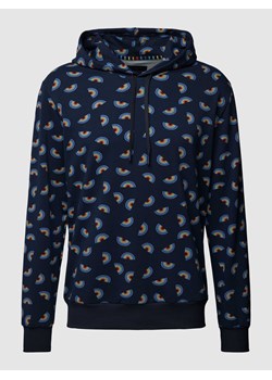 Bluza z kapturem i nadrukiem na całej powierzchni model ‘LOVE’ ze sklepu Peek&Cloppenburg  w kategorii Bluzy męskie - zdjęcie 168297831