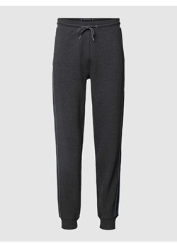 Spodnie dresowe z paskami w kontrastowym kolorze model ‘ESTABLISHED’ ze sklepu Peek&Cloppenburg  w kategorii Spodnie męskie - zdjęcie 168310444