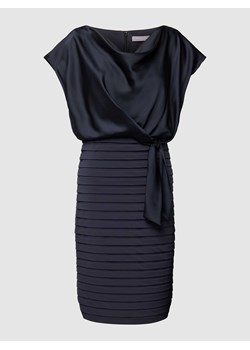 Sukienka koktajlowa o długości do kolan z wiązanym detalem ze sklepu Peek&Cloppenburg  w kategorii Sukienki - zdjęcie 168314114
