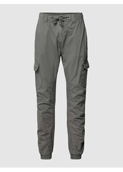 Spodnie sportowe z kieszeniami cargo w jednolitym kolorze ze sklepu Peek&Cloppenburg  w kategorii Spodnie męskie - zdjęcie 168317424