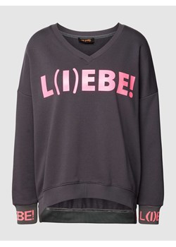 Bluza z dekoltem w serek model ‘L(I)EBE!’ ze sklepu Peek&Cloppenburg  w kategorii Bluzy damskie - zdjęcie 168318524