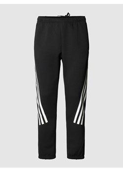 Spodnie sportowe z paskami w kontrastowym kolorze i elastycznym pasem ze sklepu Peek&Cloppenburg  w kategorii Spodnie męskie - zdjęcie 168324372