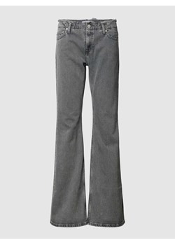 Jeansy o rozkloszowanym kroju z postrzępionym pasem model ‘SOPHIE’ ze sklepu Peek&Cloppenburg  w kategorii Jeansy damskie - zdjęcie 168327032