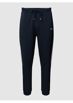 Spodnie dresowe z detalem z logo model ‘Hadiko’ ze sklepu Peek&Cloppenburg  w kategorii Spodnie męskie - zdjęcie 168331633