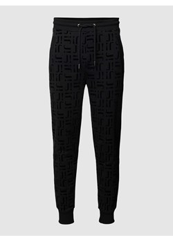 Spodnie dresowe ze wzorem z logo na całej powierzchni ze sklepu Peek&Cloppenburg  w kategorii Spodnie męskie - zdjęcie 168332453