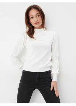 Mohito - Biały sweter z bufiastym rękawem - biały ze sklepu Mohito w kategorii Swetry damskie - zdjęcie 168348360