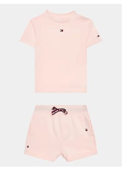 Tommy Hilfiger Komplet t-shirt i szorty sportowe Baby Essential KN0KN01488 Różowy Regular Fit ze sklepu MODIVO w kategorii Komplety niemowlęce - zdjęcie 168383004