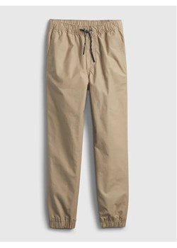 Gap Spodnie materiałowe 707988-03 Beżowy Regular Fit ze sklepu MODIVO w kategorii Spodnie chłopięce - zdjęcie 168383444
