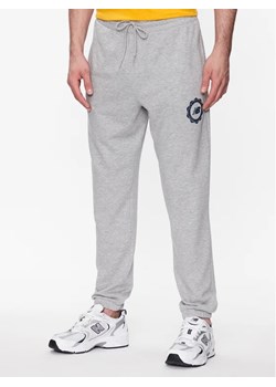 New Balance Spodnie dresowe MP31902 Szary Regular Fit ze sklepu MODIVO w kategorii Spodnie męskie - zdjęcie 168384364