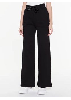 Guess Spodnie dresowe Berta W3RB43 FL050 Czarny Relaxed Fit ze sklepu MODIVO w kategorii Spodnie damskie - zdjęcie 168386031