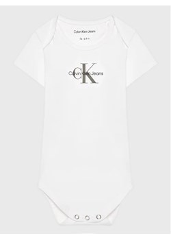 Calvin Klein Jeans Body dziecięce IN0IN00014 Biały Regular Fit ze sklepu MODIVO w kategorii Body niemowlęce - zdjęcie 168388540