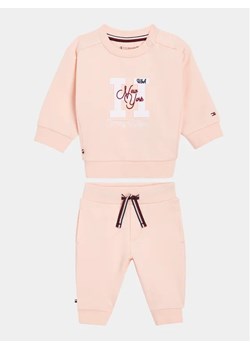 Tommy Hilfiger Dres KN0KN01697 Różowy Regular Fit ze sklepu MODIVO w kategorii Dresy dla niemowlaka - zdjęcie 168392192