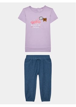 Guess Komplet t-shirt i spodnie A3YG06 J1311 Fioletowy Regular Fit ze sklepu MODIVO w kategorii Komplety niemowlęce - zdjęcie 168394213