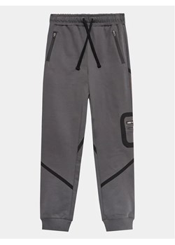 Guess Spodnie dresowe L3YQ14 KA6R4 Szary Regular Fit ze sklepu MODIVO w kategorii Spodnie chłopięce - zdjęcie 168397991