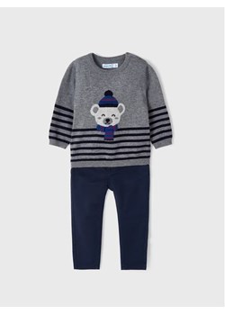Mayoral Komplet sweter i spodnie materiałowe 2538 Kolorowy Regular Fit ze sklepu MODIVO w kategorii Komplety niemowlęce - zdjęcie 168398420