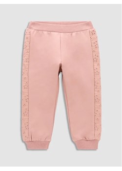Coccodrillo Spodnie materiałowe WC3120101SRN Różowy Regular Fit ze sklepu MODIVO w kategorii Spodnie i półśpiochy - zdjęcie 168405303