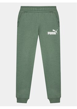 Puma Spodnie dresowe Ess Logo 586973 Zielony Regular Fit ze sklepu MODIVO w kategorii Spodnie chłopięce - zdjęcie 168413840