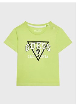 Guess T-Shirt I3RI03 K8HM0 Zielony Regular Fit ze sklepu MODIVO w kategorii T-shirty chłopięce - zdjęcie 168419081