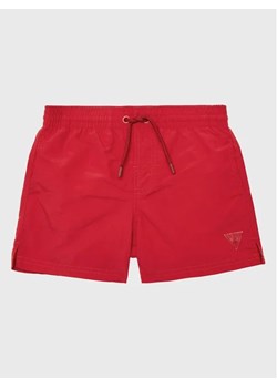 Guess Szorty kąpielowe L3GZ00 WFFI2 Czerwony Regular Fit ze sklepu MODIVO w kategorii Kąpielówki chłopięce - zdjęcie 168426024