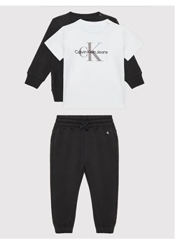 Calvin Klein Jeans Komplet t-shirt, bluza i spodnie Monogram Starter IN0IN00011 Czarny Regular Fit ze sklepu MODIVO w kategorii Komplety niemowlęce - zdjęcie 168430090