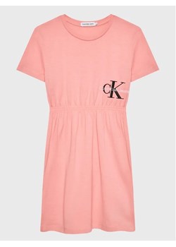 Calvin Klein Jeans Sukienka codzienna IG0IG01608 Różowy Regular Fit ze sklepu MODIVO w kategorii Sukienki dziewczęce - zdjęcie 168432534