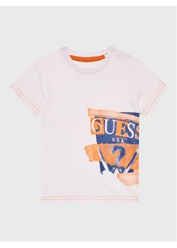 Guess T-Shirt I3GI00 K8HM0 Biały Regular Fit ze sklepu MODIVO w kategorii Koszulki niemowlęce - zdjęcie 168437272