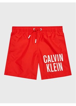Calvin Klein Swimwear Szorty kąpielowe Medium KV0KV00021 Czerwony Regular Fit ze sklepu MODIVO w kategorii Kąpielówki chłopięce - zdjęcie 168439102