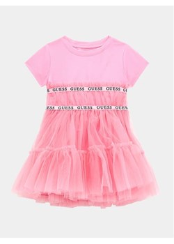 Guess Sukienka elegancka K4RK10 K6YW0 Różowy Regular Fit ze sklepu MODIVO w kategorii Sukienki dziewczęce - zdjęcie 168439153
