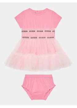 Guess Sukienka codzienna A4RK11 K6YW0 Różowy Regular Fit ze sklepu MODIVO w kategorii Sukienki niemowlęce - zdjęcie 168440912