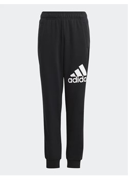 adidas Spodnie dresowe Essentials Regular Fit Big Logo Cotton Joggers H47140 Czarny Regular Fit ze sklepu MODIVO w kategorii Spodnie chłopięce - zdjęcie 168442160
