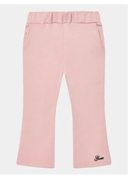 Guess Spodnie materiałowe K3BQ12 KAD74 Różowy Relaxed Fit ze sklepu MODIVO w kategorii Spodnie dziewczęce - zdjęcie 168446481