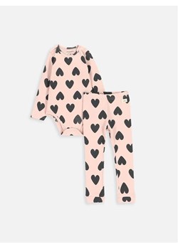 Coccodrillo Komplet body i spodnie ZC3417102SUG Różowy Regular Fit ze sklepu MODIVO w kategorii Komplety niemowlęce - zdjęcie 168449090