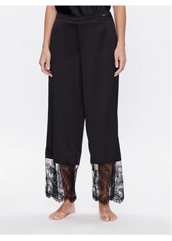 Hunkemöller Spodnie piżamowe Cut Out 201825 Czarny Relaxed Fit ze sklepu MODIVO w kategorii Piżamy damskie - zdjęcie 168452281