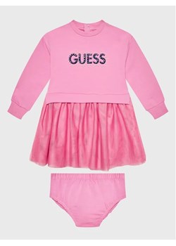 Guess Sukienka codzienna A3RK08 KA6V0 Różowy Regular Fit ze sklepu MODIVO w kategorii Sukienki niemowlęce - zdjęcie 168455820