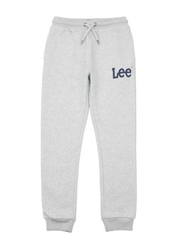 Lee Spodnie dresowe LEE0011 Szary Regular Fit ze sklepu MODIVO w kategorii Spodnie chłopięce - zdjęcie 168460420