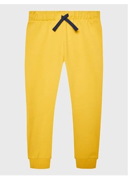 United Colors Of Benetton Spodnie dresowe 3BC1GF01P Żółty Regular Fit ze sklepu MODIVO w kategorii Spodnie i półśpiochy - zdjęcie 168470974
