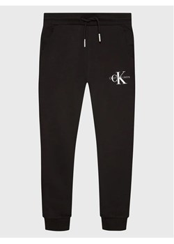 Calvin Klein Jeans Spodnie dresowe IU0IU00285 Czarny Relaxed Fit ze sklepu MODIVO w kategorii Spodnie chłopięce - zdjęcie 168474270