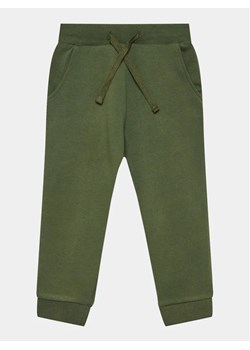 Guess Spodnie dresowe N93Q17 KAUG0 Zielony Relaxed Fit ze sklepu MODIVO w kategorii Spodnie chłopięce - zdjęcie 168479551